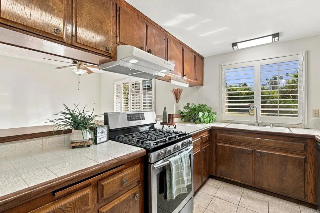 817 Crescent Drive, Vista, CA 92084 817 Crescent Drive, Vista, CA 92084