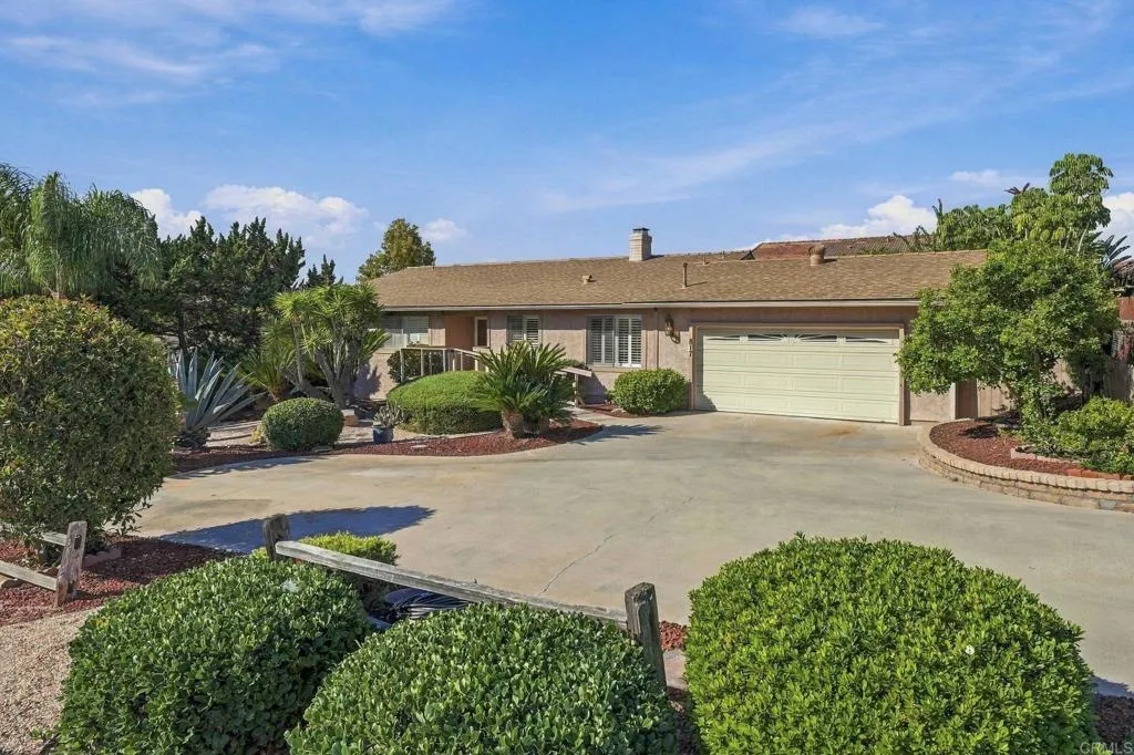 817 Crescent Drive, Vista, CA 92084 Exterior Front