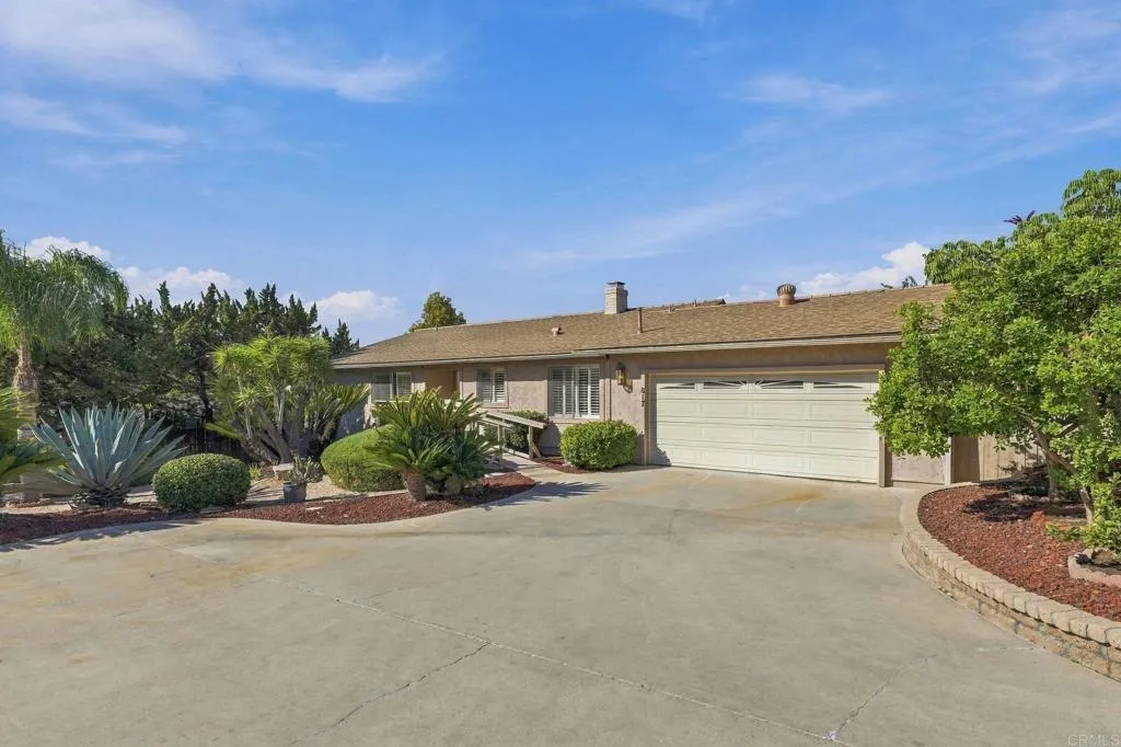 817 Crescent Drive, Vista, CA 92084 Exterior Front