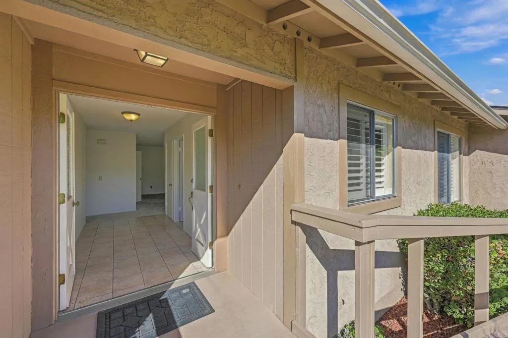 817 Crescent Drive, Vista, CA 92084 Entry