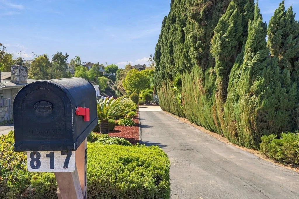 817 Crescent Drive, Vista, CA 92084 Driveway