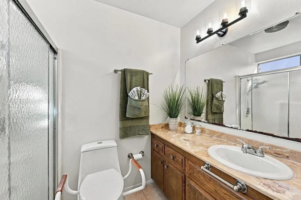 817 Crescent Drive, Vista, CA 92084 Primary Bath - on suite