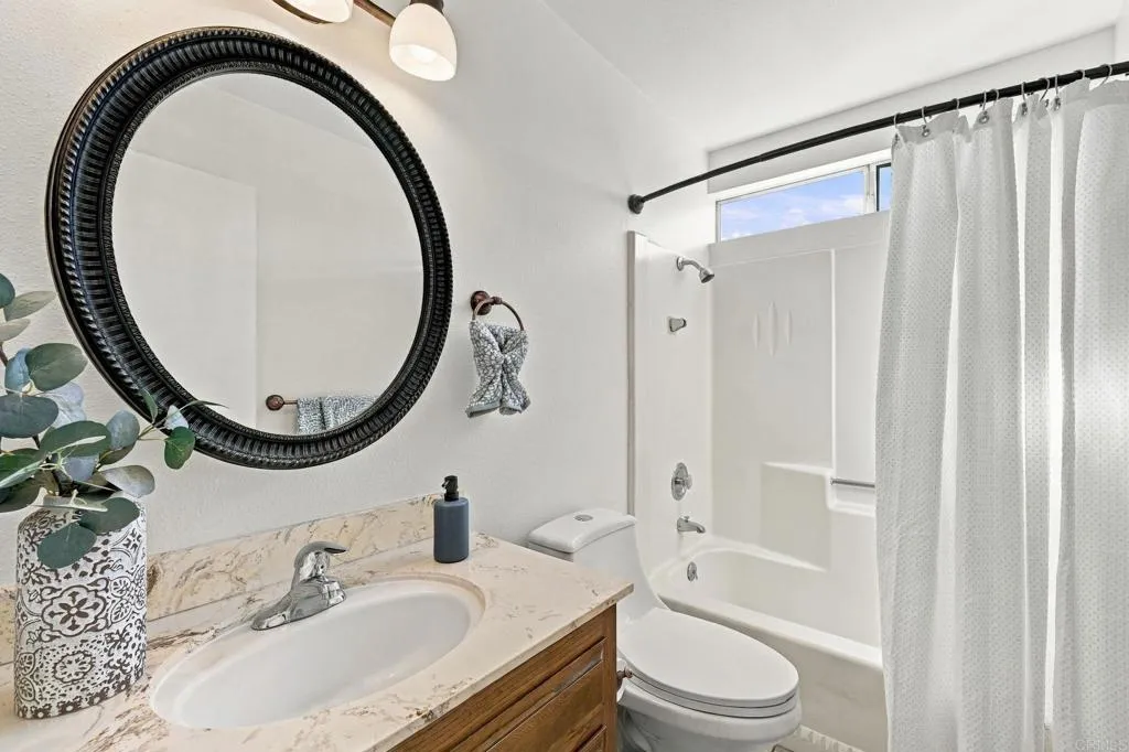 817 Crescent Drive, Vista, CA 92084 Secondary Bath
