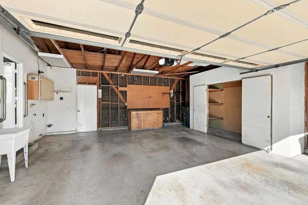 817 Crescent Drive, Vista, CA 92084 Garage