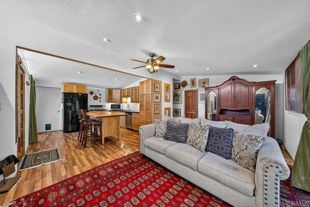 https://cdn.realtyfeed.com/cdn/127/307106833/6226ed629660e343d4bc174f33efa7f7.webp