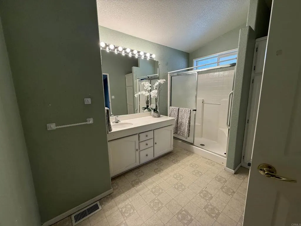 1401 El Norte Parkway, #SPC 276, San Marcos, CA 92069 Main Bathroom