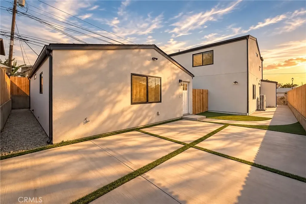 4661 Redwood Street, San Diego, CA 92105 Fantastic spot for a bbq, table and chairs for relaxing and enjoying.