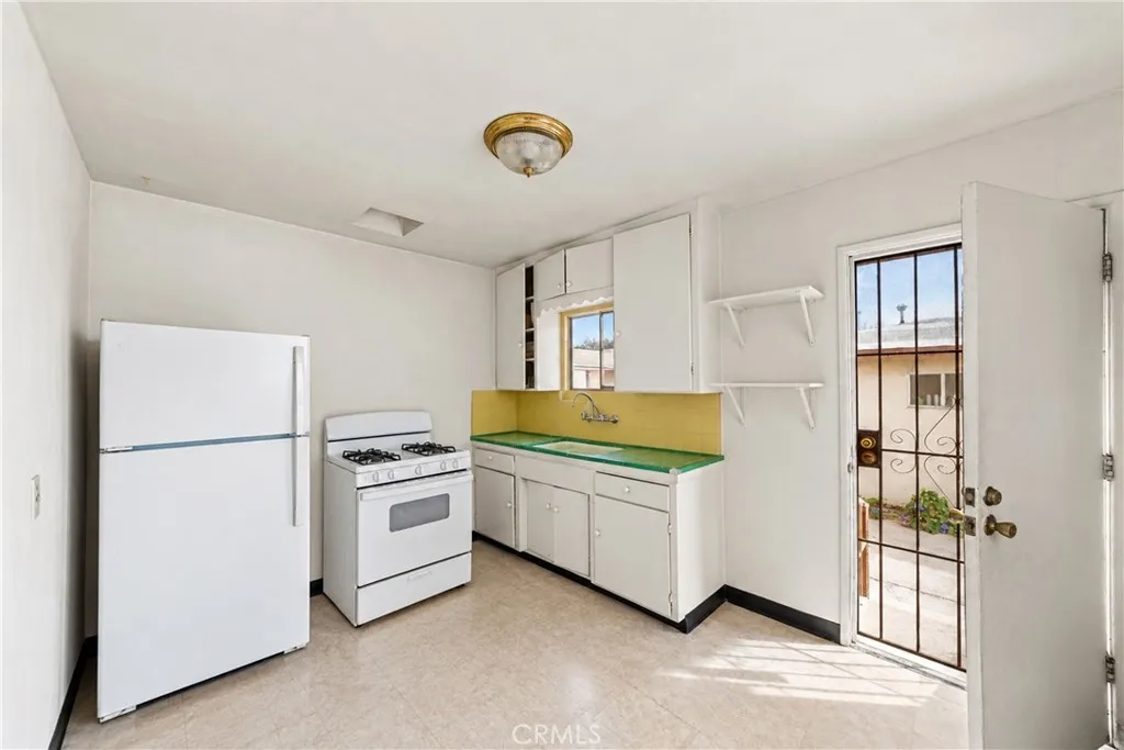 4373 Cherokee, San Diego, CA 92104 Unit 3 Kitchen digitally altered