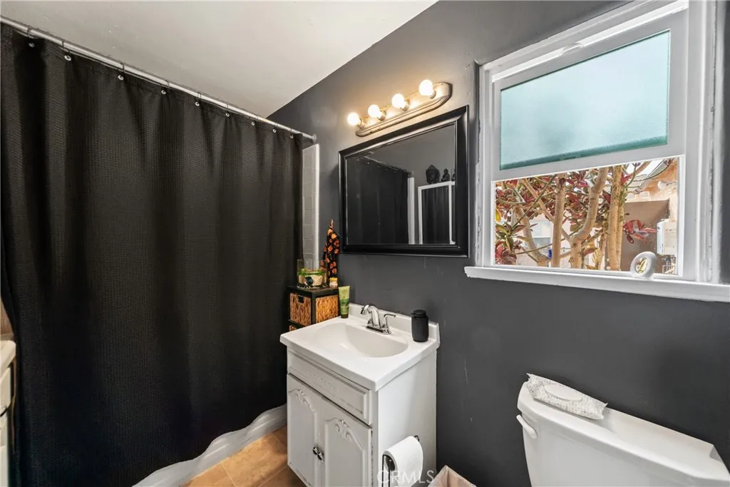 4373 Cherokee, San Diego, CA 92104 Unit 1-Full Bathroom