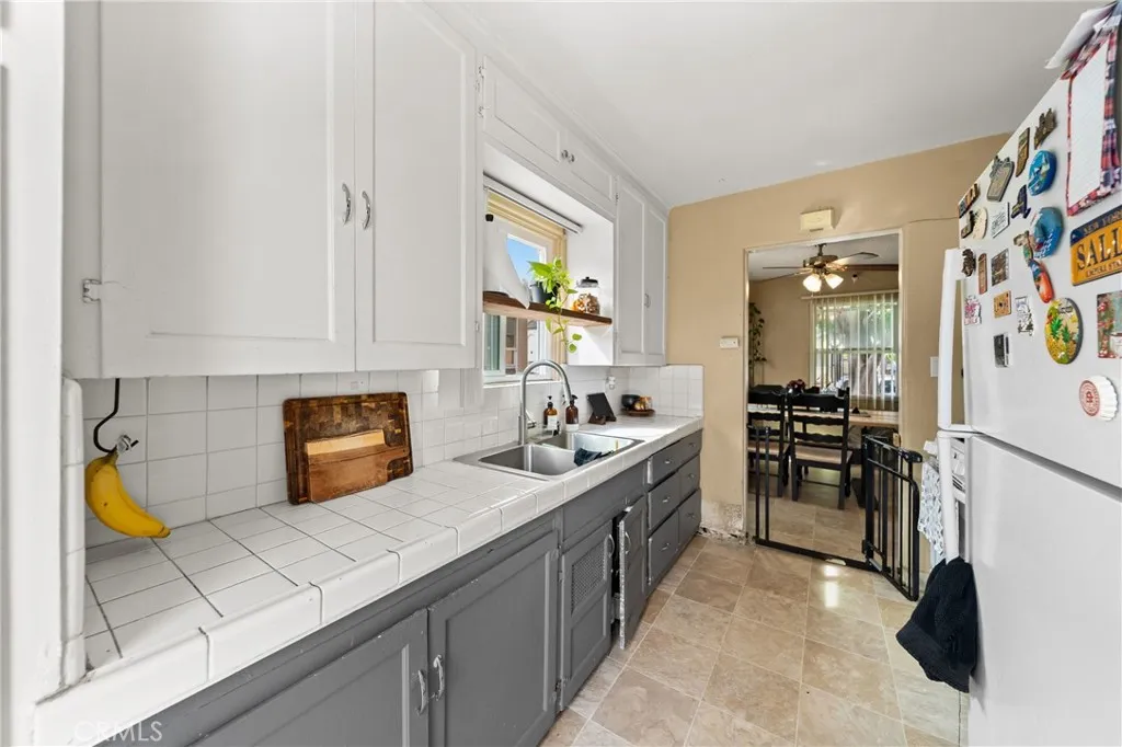 4373 Cherokee, San Diego, CA 92104 Unit 1 kitchen