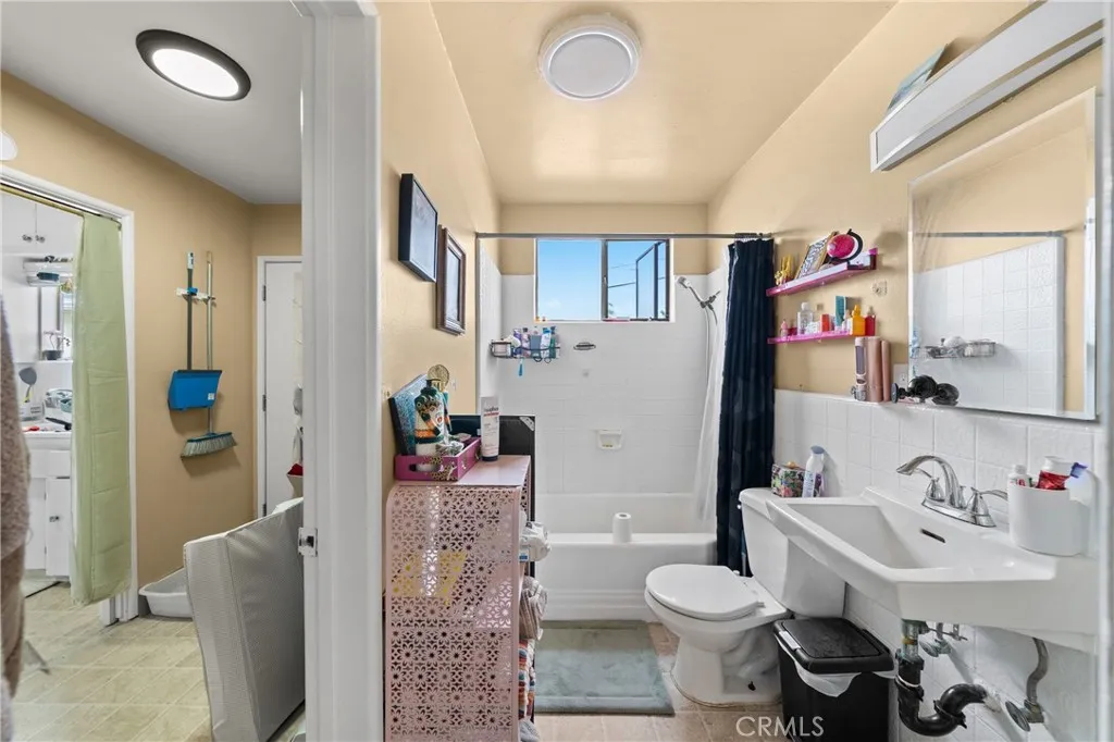 4373 Cherokee, San Diego, CA 92104 Unit 2-Primary bathroom