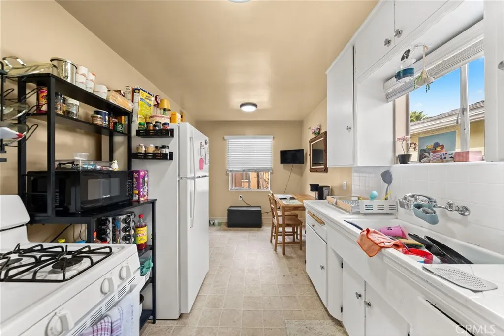 4373 Cherokee, San Diego, CA 92104 Unit 2 kitchen