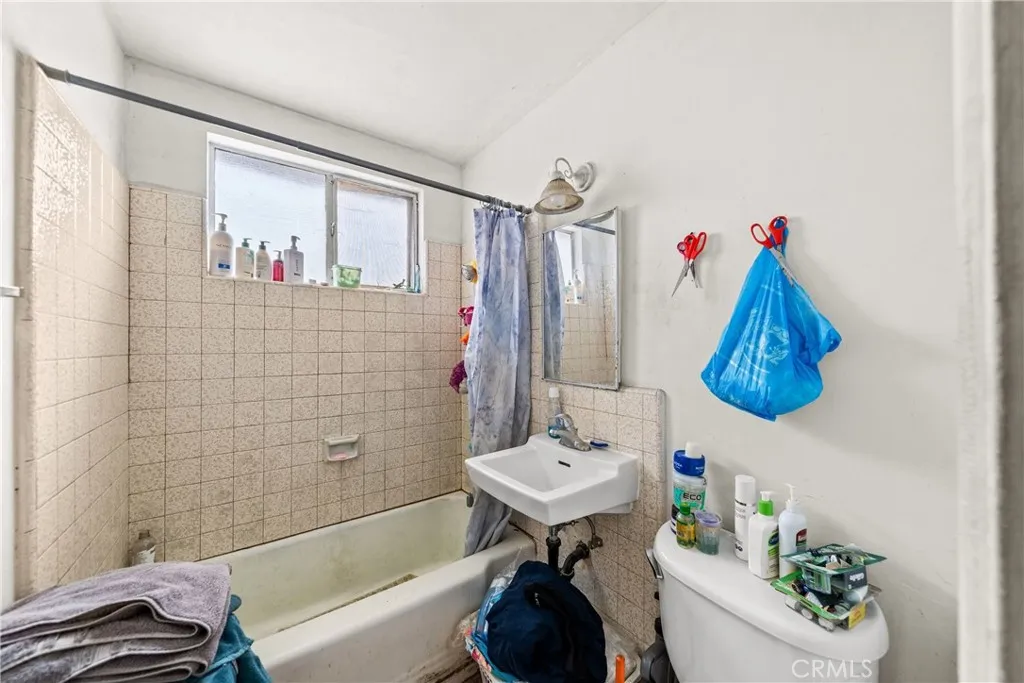 4373 Cherokee, San Diego, CA 92104 Unit 3 Full Bathroom Original photo