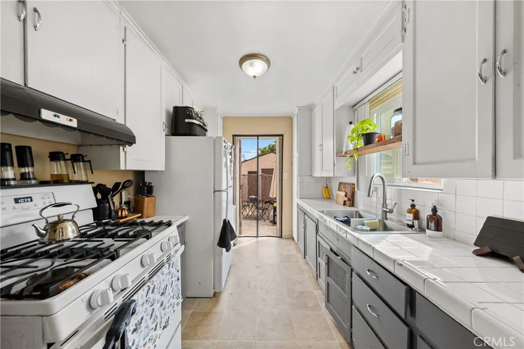 4373 Cherokee, San Diego, CA 92104 Unit 1 kitchen