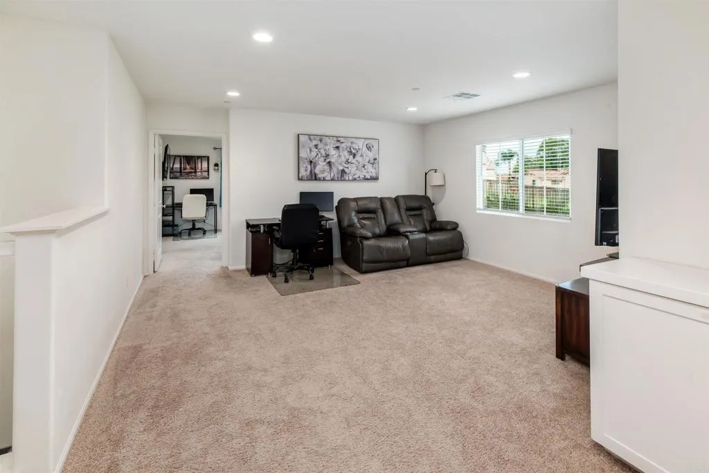 275 Camellia Way, Vista, CA 92083