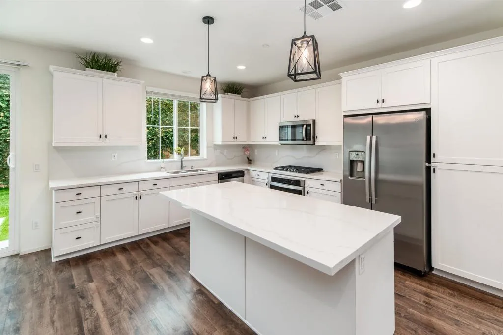 275 Camellia Way, Vista, CA 92083