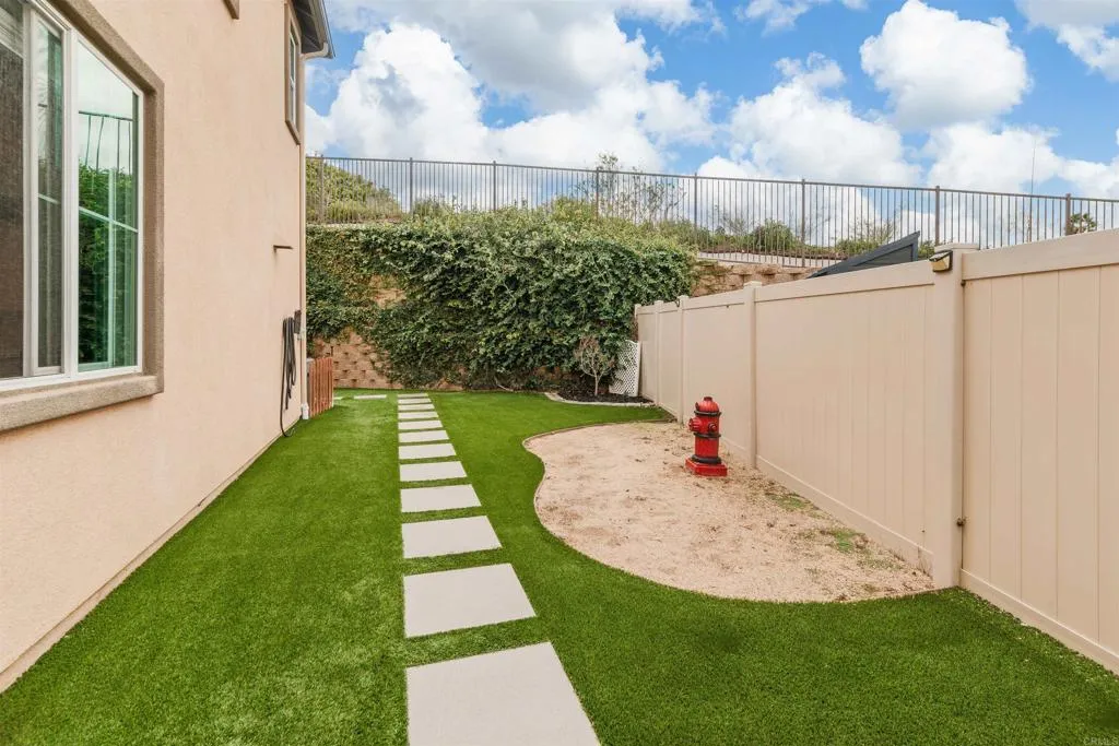 275 Camellia Way, Vista, CA 92083