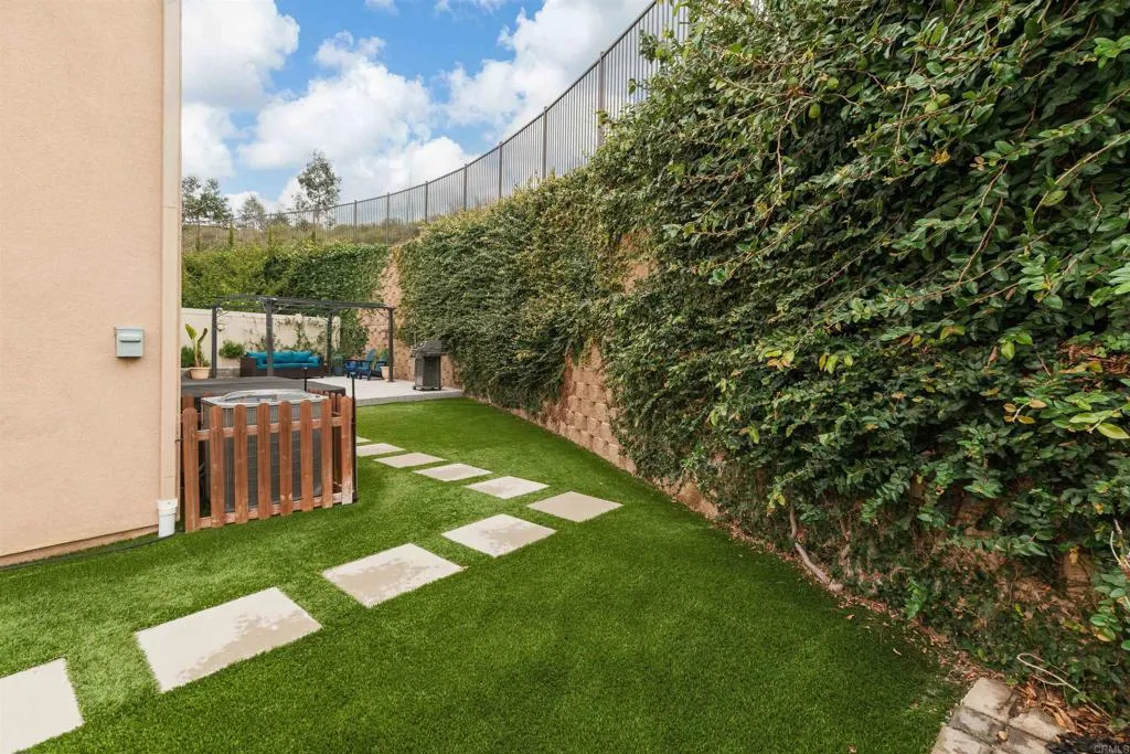 275 Camellia Way, Vista, CA 92083