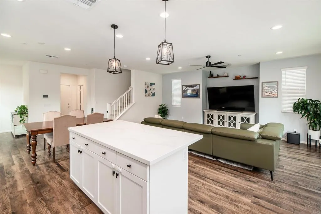 275 Camellia Way, Vista, CA 92083