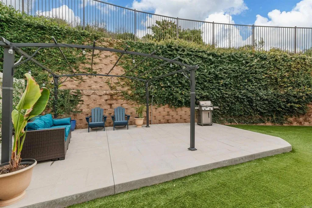 275 Camellia Way, Vista, CA 92083