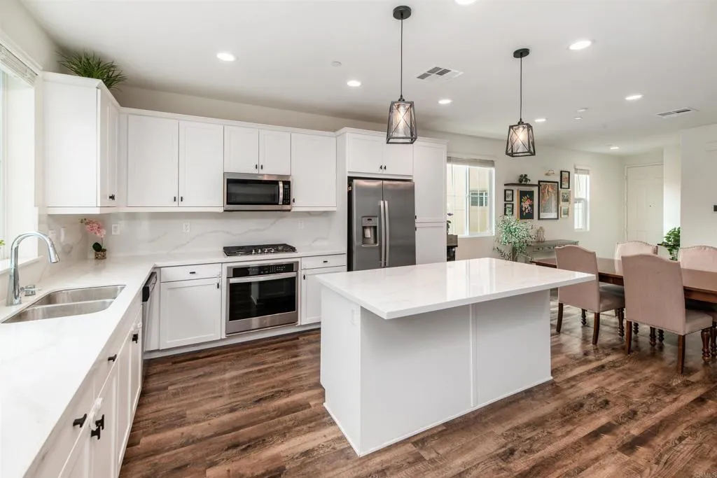 275 Camellia Way, Vista, CA 92083