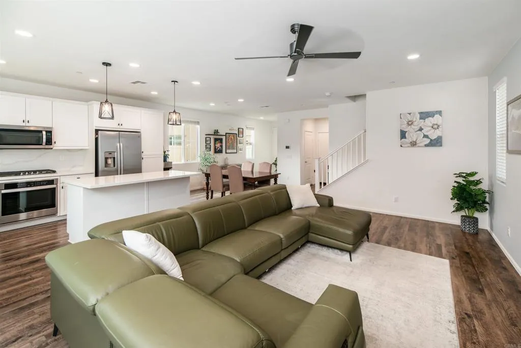 275 Camellia Way, Vista, CA 92083