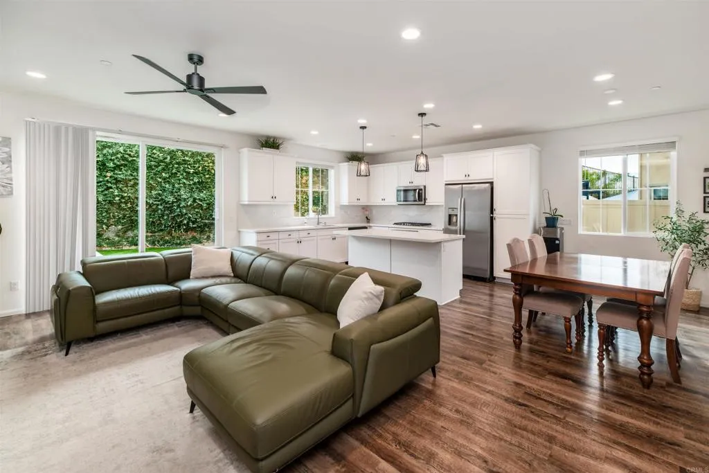 275 Camellia Way, Vista, CA 92083