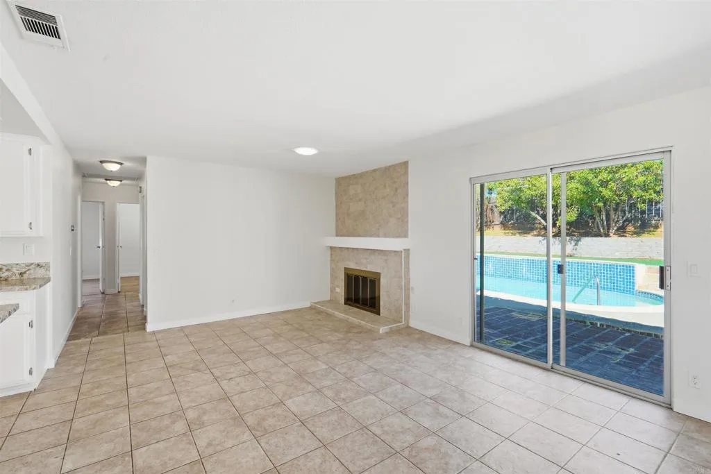 24940 Abalar Way, Ramona, CA 92065 Family Room