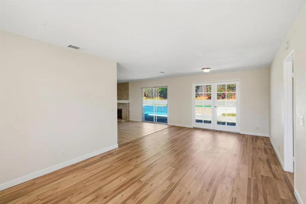 24940 Abalar Way, Ramona, CA 92065 Entry/Living Room