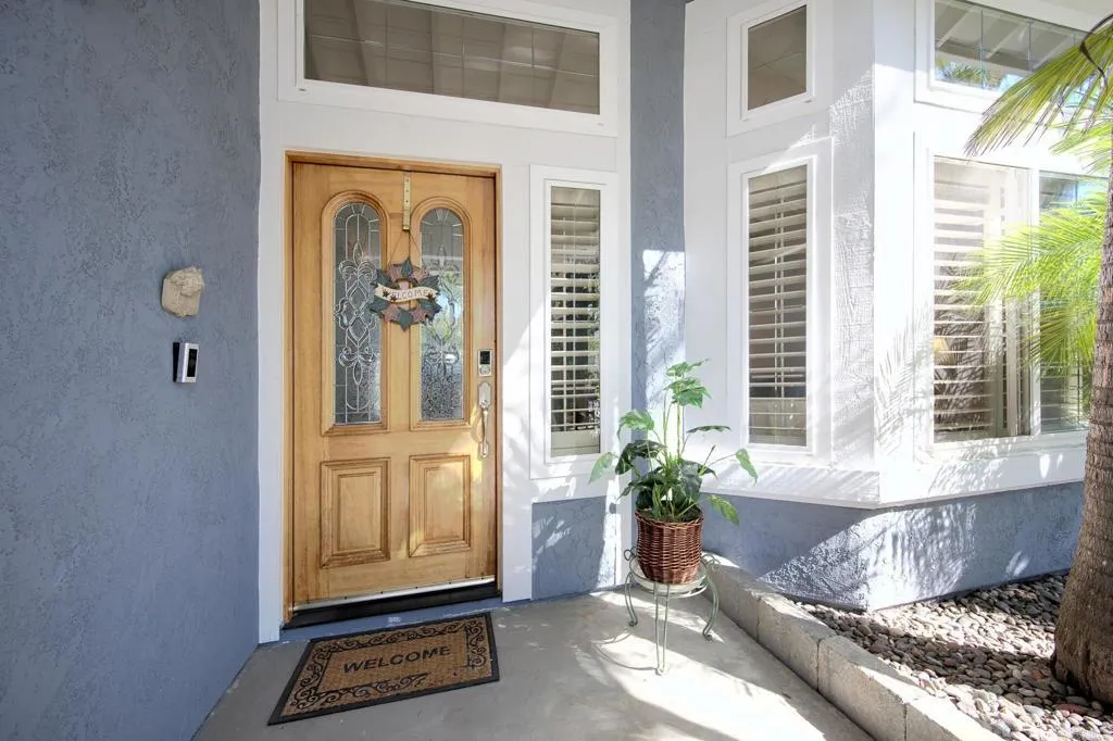 3883 Cornell Dr, Oceanside, CA 92056 Front Entry way