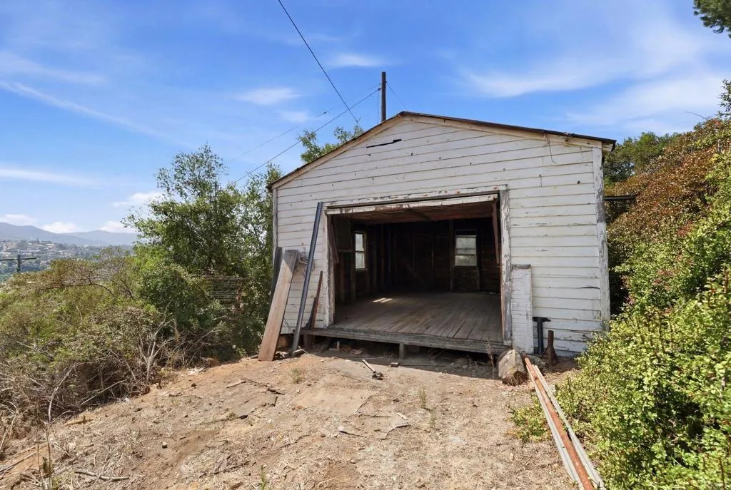 11825 Taia Lane, Lakeside, CA 92040 11825 Taia Lane, Lakeside, CA 92040