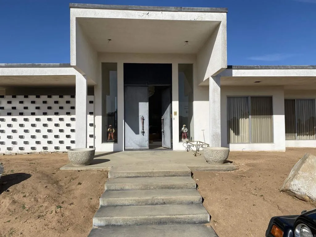 4994 San Jacinto Circle East, Fallbrook, CA 92028 Front of house