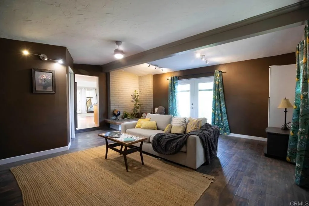 https://cdn.realtyfeed.com/cdn/127/307109975/fe80ba8e9b52f7270e37b517cbcc8982.webp