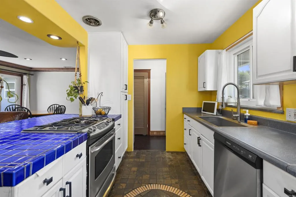 726 Windsor Court, Vista, CA 92084