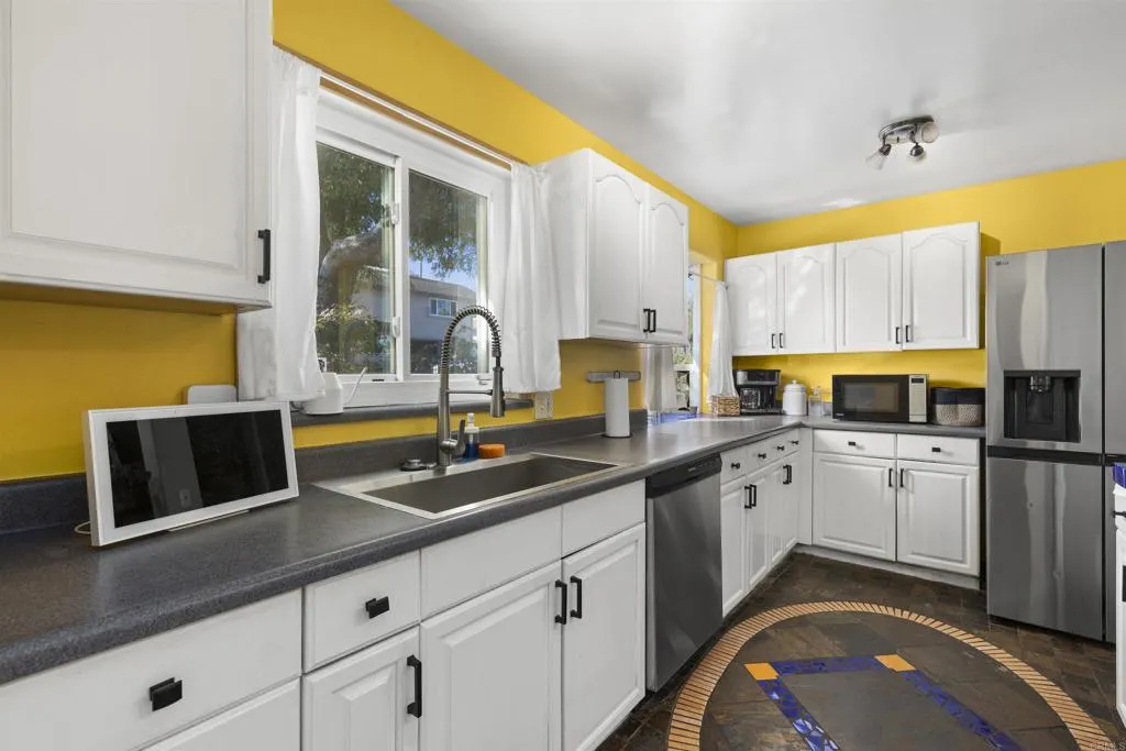 726 Windsor Court, Vista, CA 92084