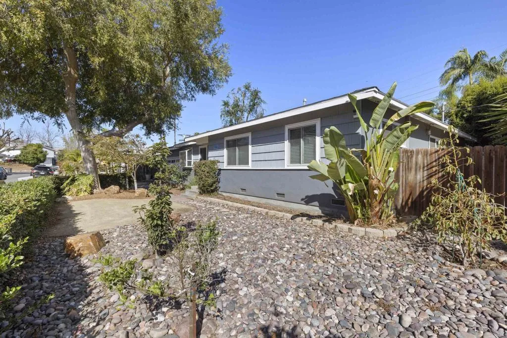726 Windsor Court, Vista, CA 92084