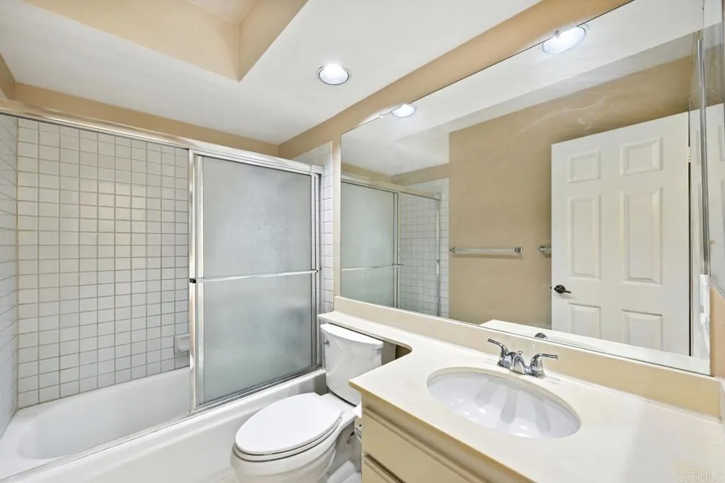 1818 Spyglass Circle, Vista, CA 92081 Upstairs Bathroom
