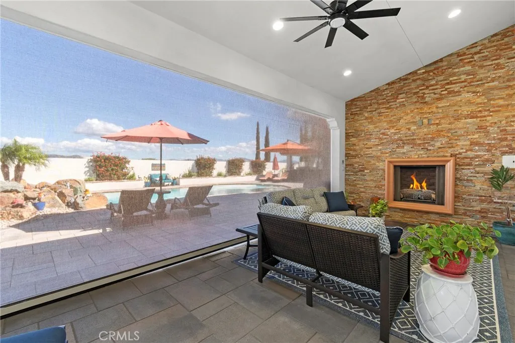 11327 Stonemont Point, San Diego, CA 92131 privacy screen controlled by remote.