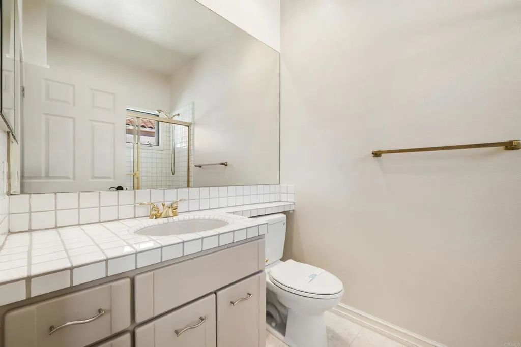 4660 Caminito San Sebastian, Del Mar, CA 92014 Bathroom in Upstairs Bedroom