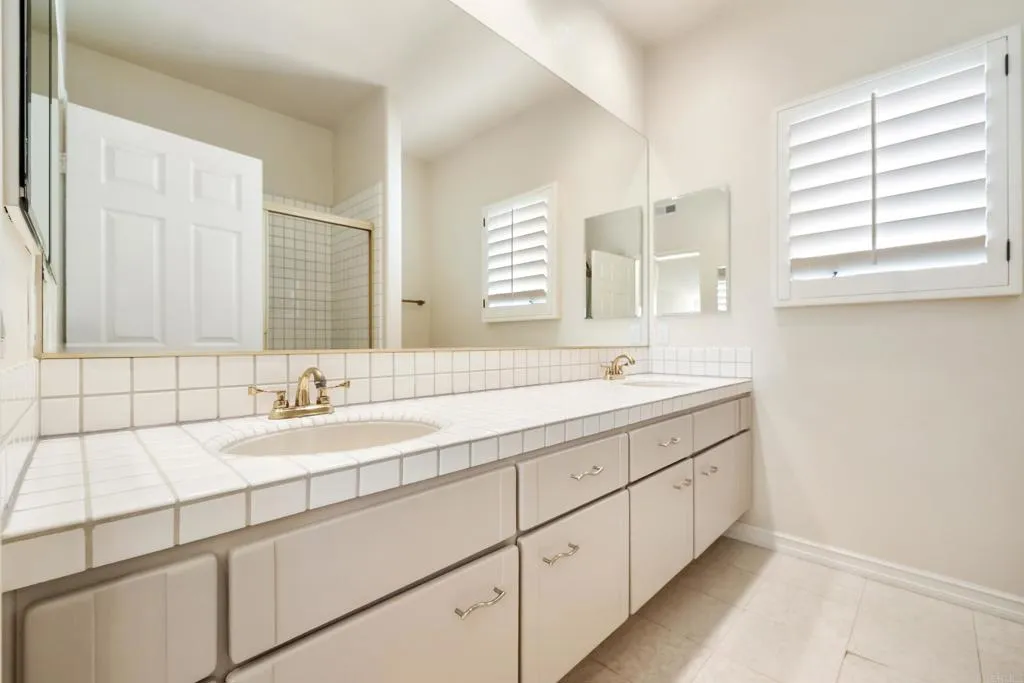4660 Caminito San Sebastian, Del Mar, CA 92014 Upstairs Bathroom