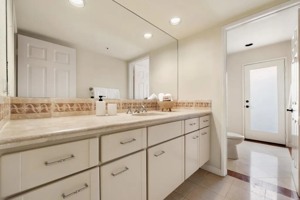 4660 Caminito San Sebastian, Del Mar, CA 92014 Powder Room