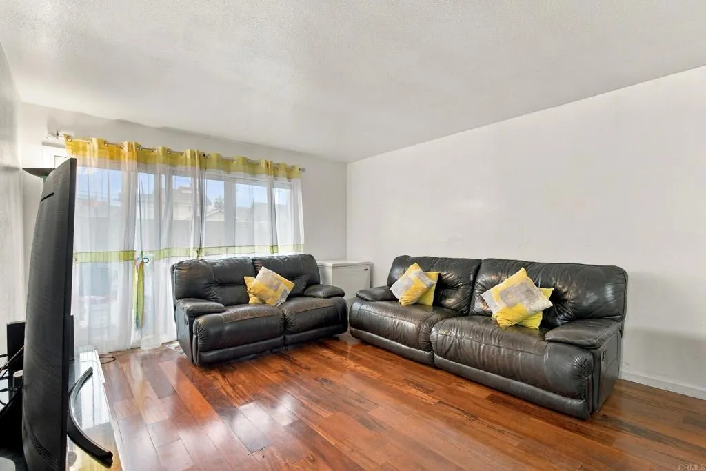 https://cdn.realtyfeed.com/cdn/127/307110509/ce20f8c4862d43a61a8eaa3e45287aef.webp