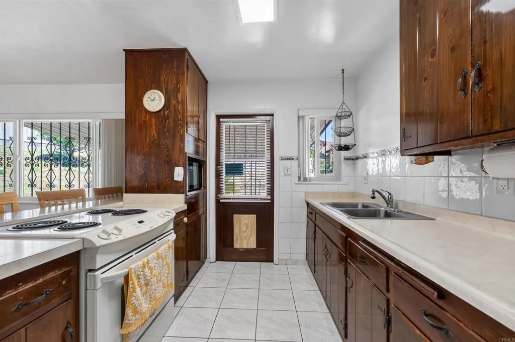 821 Angelo Drive, National City, CA 91950 821 Angelo Drive, National City, CA 91950