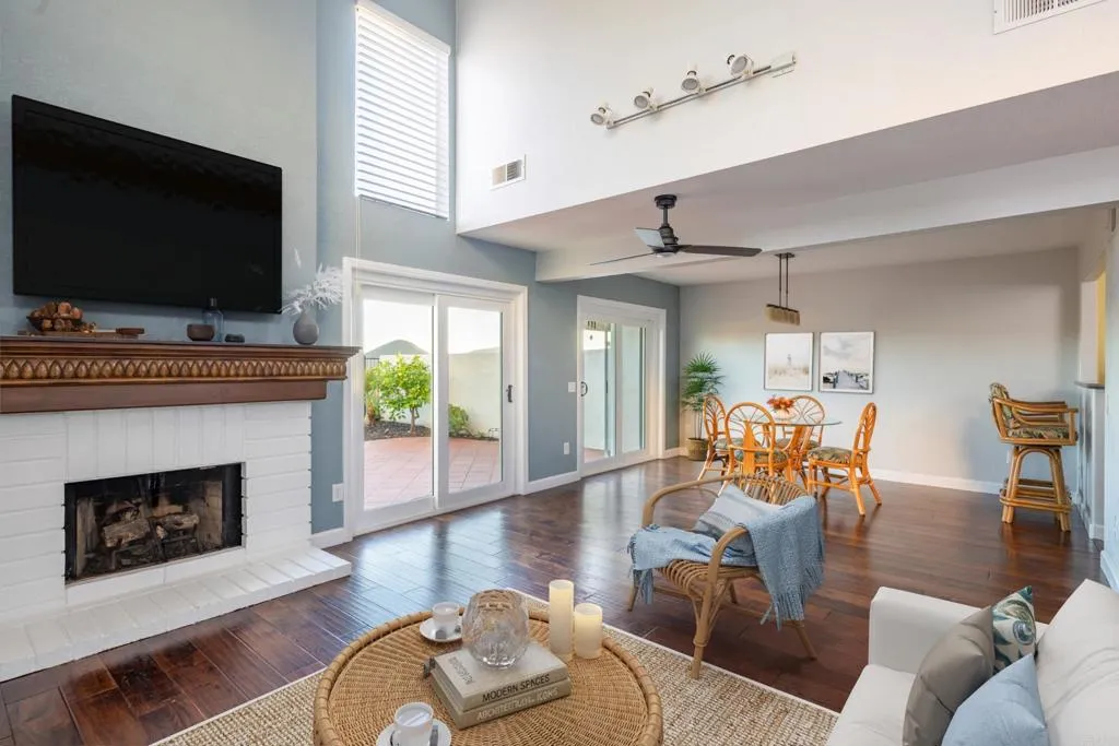 713 Concerto Glen, Escondido, CA 92025 Virtually curated furnishings