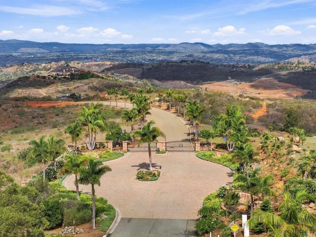 2260 Panoramic Way, Vista, CA 92084 2260 Panoramic Way, Vista, CA 92084