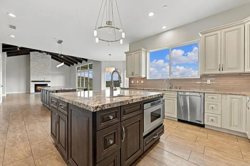 2260 Panoramic Way, Vista, CA 92084 2260 Panoramic Way, Vista, CA 92084