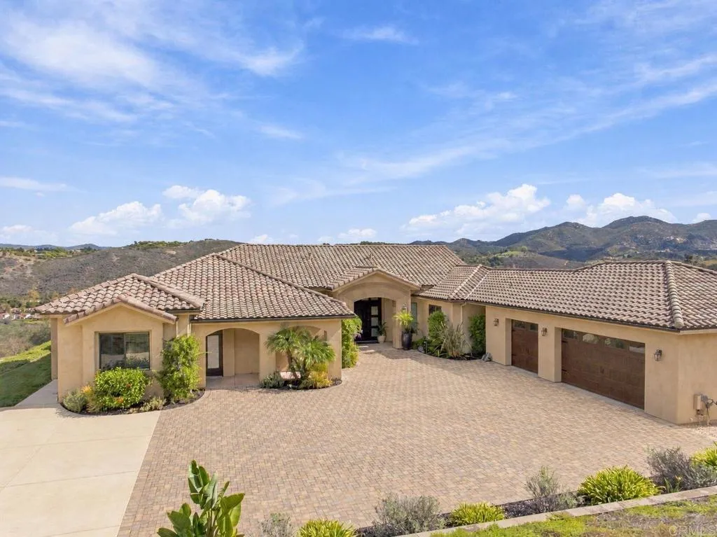 2260 Panoramic Way, Vista, CA 92084 2260 Panoramic Way, Vista, CA 92084