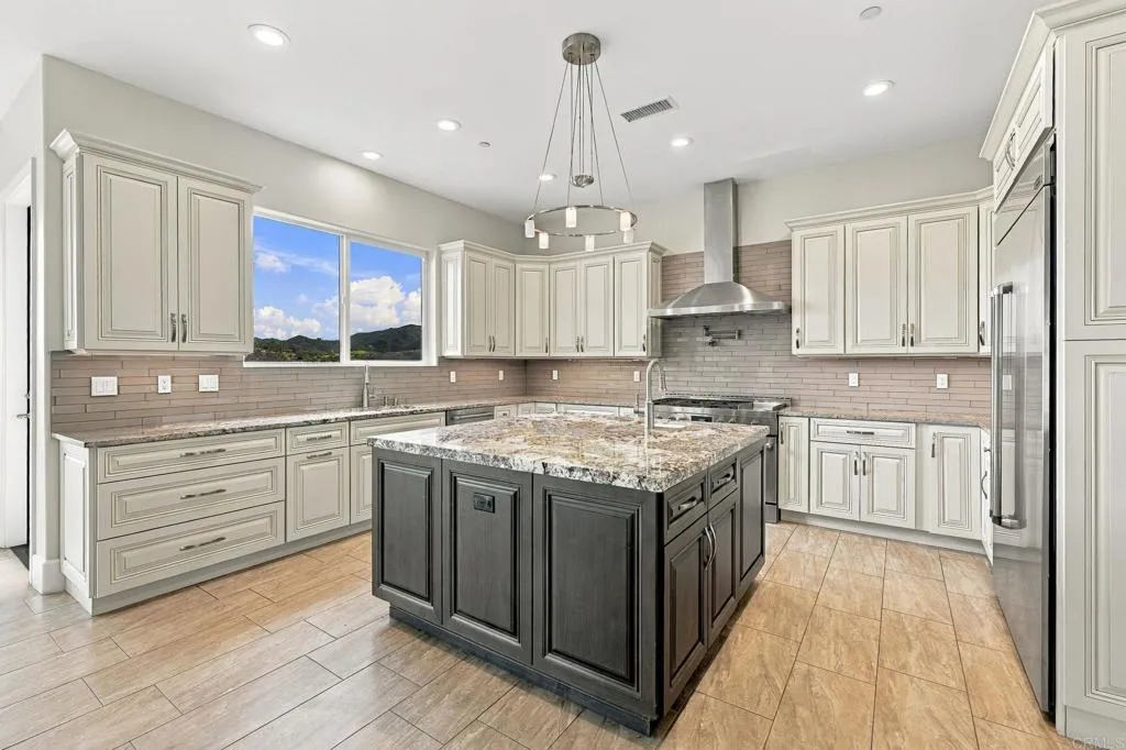 2260 Panoramic Way, Vista, CA 92084 2260 Panoramic Way, Vista, CA 92084