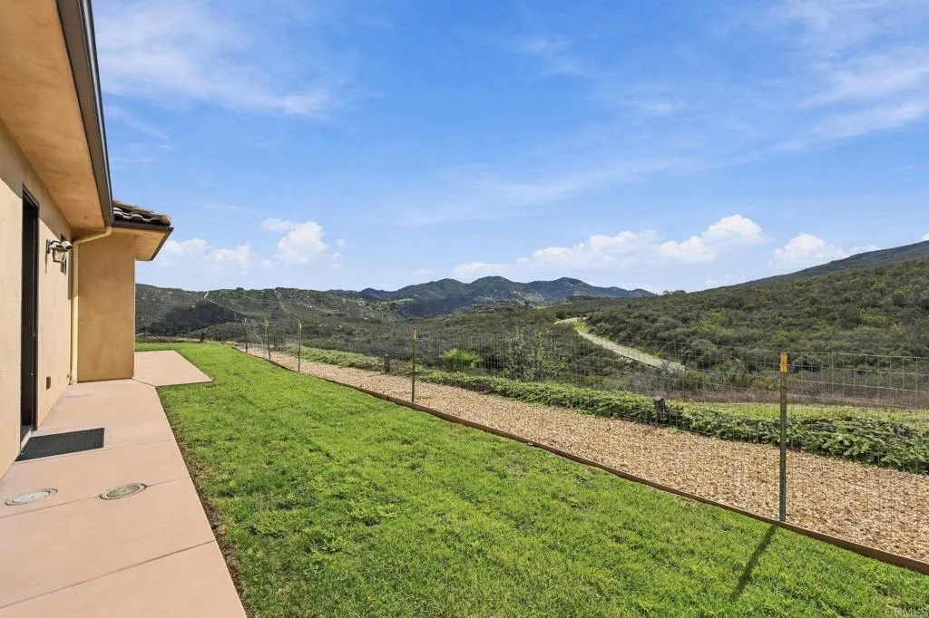 2260 Panoramic Way, Vista, CA 92084 2260 Panoramic Way, Vista, CA 92084