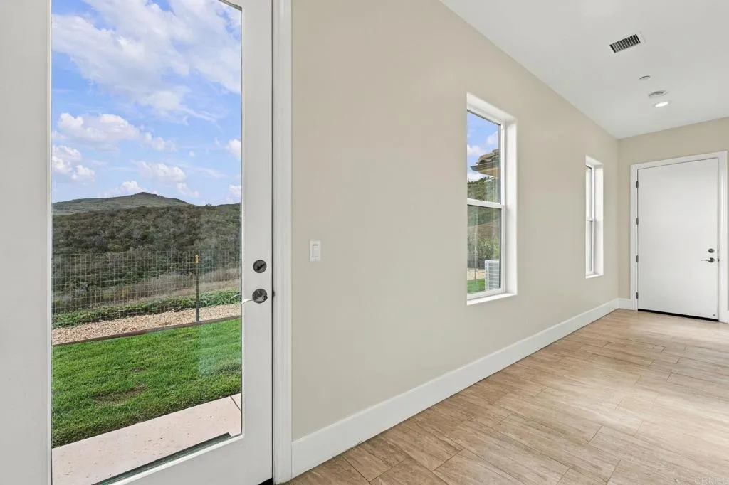2260 Panoramic Way, Vista, CA 92084 2260 Panoramic Way, Vista, CA 92084